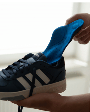 Sneaker Einlage wird in Sneaker gesetzt